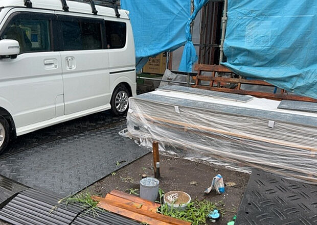 車一台あたりに必要なスペースは、標準サイズの普通自動車で横幅2m50cm、長さ5mは必要になります。ただし、乗降のことも考慮して横幅3m30cm、長さ5m50cmほどは確保できるところを選びましょう。