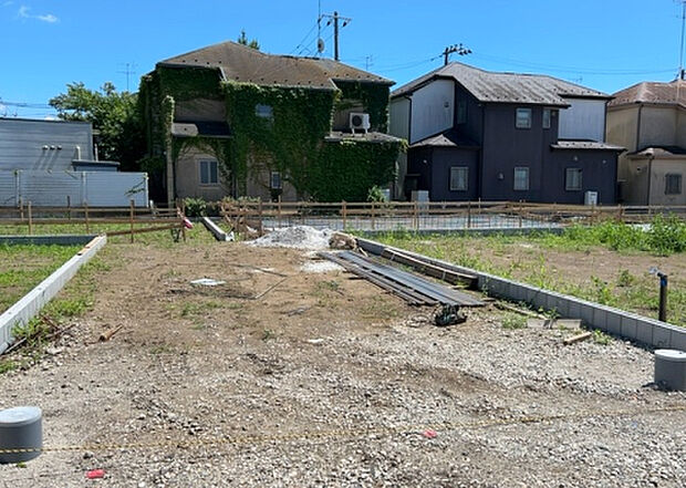 住宅用の土地では前面道路に2m以上接していなければならないと法律で定められています。しかし、お持ちの車のサイズやライフスタイルなどにより、2mでは利便が悪い場合もございますので、事前に確認しましょう。