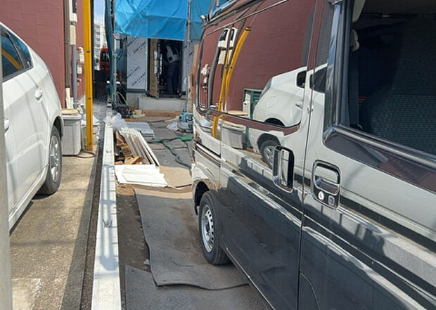 車一台あたりに必要なスペースは、標準サイズの普通自動車で横幅2m50cm、長さ5mは必要になります。ただし、乗降のことも考慮して横幅3m30cm、長さ5m50cmほどは確保できるところを選びましょう。