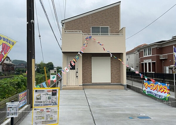 ついに完成致しました！現地をご見学に行く際は、道路の幅や周辺の交通量、施設などをご確認頂くことをおすすめします！物件の流れが早いため、内見をしたい方はお早めに当社営業までお問い合わせ頂きご予約下さい！