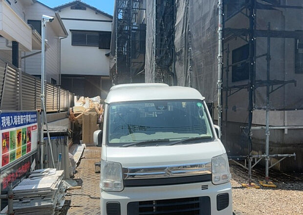 車一台あたりに必要なスペースは、標準サイズの普通自動車で横幅2m50cm、長さ5mは必要になります。ただし、乗降のことも考慮して横幅3m30cm、長さ5m50cmほどは確保できるところを選びましょう。
