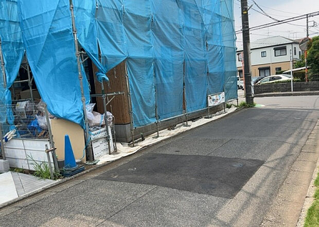 住宅用の土地では前面道路に2m以上接していなければならないと法律で定められています。しかし、お持ちの車のサイズやライフスタイルなどにより、2mでは利便が悪い場合もございますので、事前に確認しましょう。