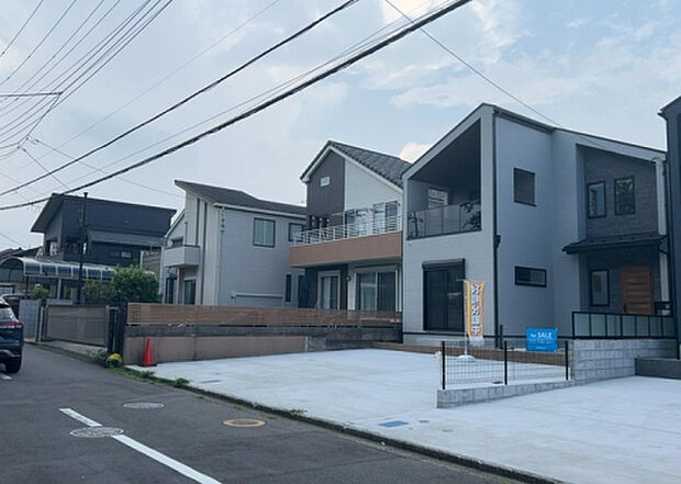 住宅用の土地では前面道路に2m以上接していなければならないと法律で定められています。しかし、お持ちの車のサイズやライフスタイルなどにより、2mでは利便が悪い場合もございますので、事前に確認しましょう。