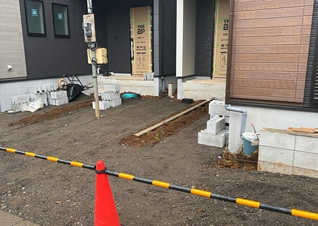 車一台あたりに必要なスペースは、標準サイズの普通自動車で横幅2m50cm、長さ5mは必要になります。ただし、乗降のことも考慮して横幅3m30cm、長さ5m50cmほどは確保できるところを選びましょう。