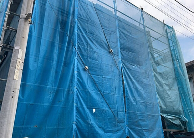 木造住宅とは土台、壁、柱など建築物の強度を支える構造体の材に木が使用されている構造を指します。構造体は建物の自重を支えるだけではなく風圧や水圧、積裁荷重などあらゆる衝撃に耐えるための基礎です。