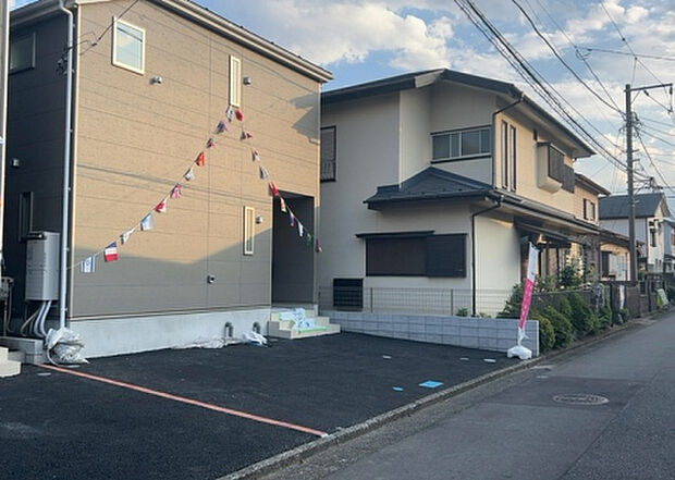 住宅用の土地では前面道路に2m以上接していなければならないと法律で定められています。しかし、お持ちの車のサイズやライフスタイルなどにより、2mでは利便が悪い場合もございますので、事前に確認しましょう。