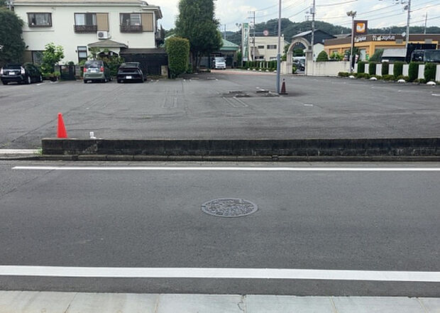 住宅用の土地では前面道路に2m以上接していなければならないと法律で定められています。しかし、お持ちの車のサイズやライフスタイルなどにより、2mでは利便が悪い場合もございますので、事前に確認しましょう。