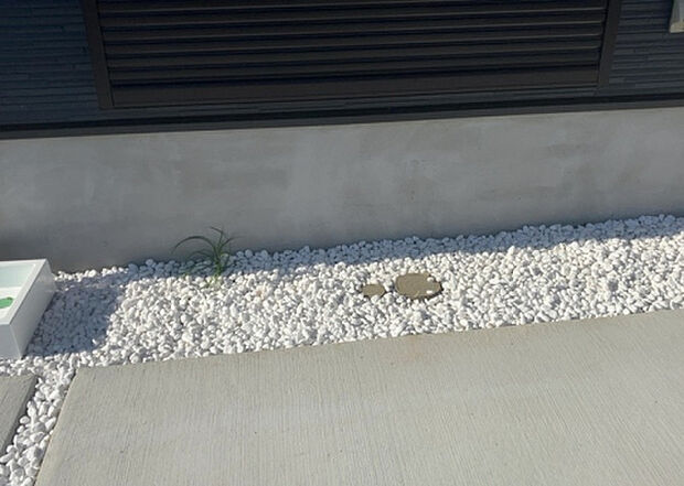 木造住宅とは土台、壁、柱など建築物の強度を支える構造体の材に木が使用されている構造を指します。構造体は建物の自重を支えるだけではなく風圧や水圧、積裁荷重などあらゆる衝撃に耐えるための基礎です。