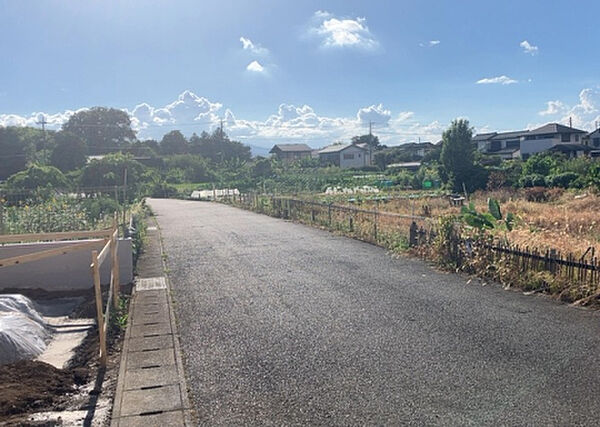 住宅用の土地では前面道路に2m以上接していなければならないと法律で定められています。しかし、お持ちの車のサイズやライフスタイルなどにより、2mでは利便が悪い場合もございますので、事前に確認しましょう。