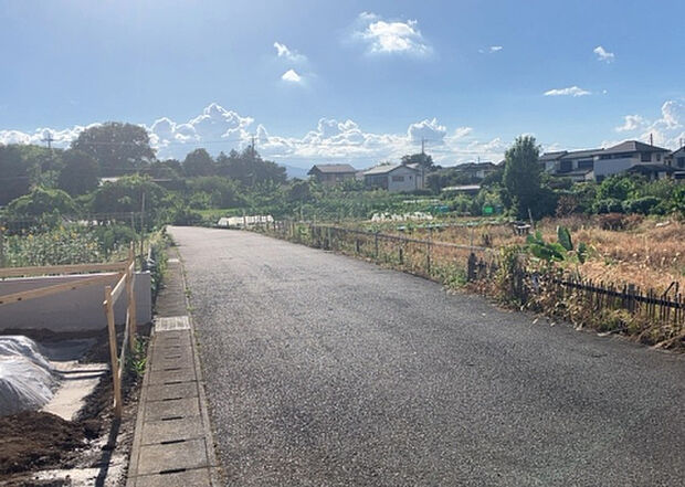 住宅用の土地では前面道路に2m以上接していなければならないと法律で定められています。しかし、お持ちの車のサイズやライフスタイルなどにより、2mでは利便が悪い場合もございますので、事前に確認しましょう。