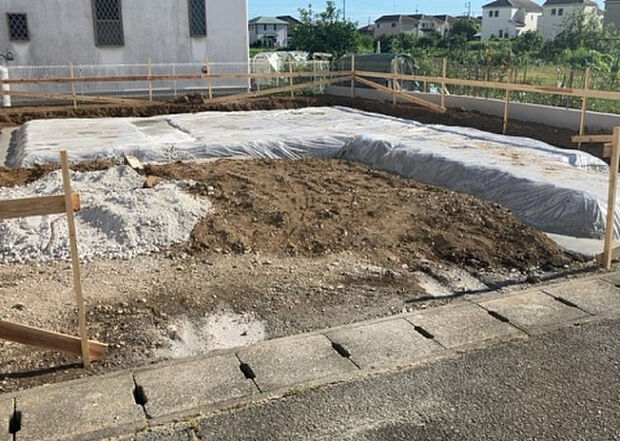 車一台あたりに必要なスペースは、標準サイズの普通自動車で横幅2m50cm、長さ5mは必要になります。ただし、乗降のことも考慮して横幅3m30cm、長さ5m50cmほどは確保できるところを選びましょう。