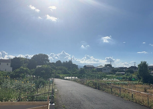 桜や紅葉の名所に出かける人は多いと思いますが、家にいながら季節の移ろいを感じる生活を送りませんか?リビングや窓から見える景色が生活を彩るワンポイントに!現地から見える景色を堪能してみては如何でしょう。