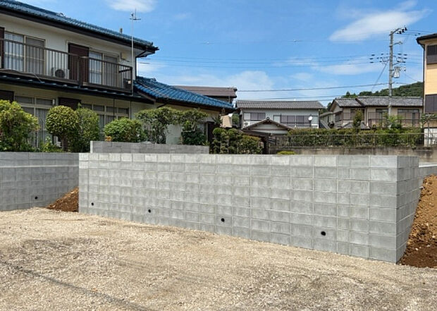 木造住宅とは土台、壁、柱など建築物の強度を支える構造体の材に木が使用されている構造を指します。構造体は建物の自重を支えるだけではなく風圧や水圧、積裁荷重などあらゆる衝撃に耐えるための基礎です。