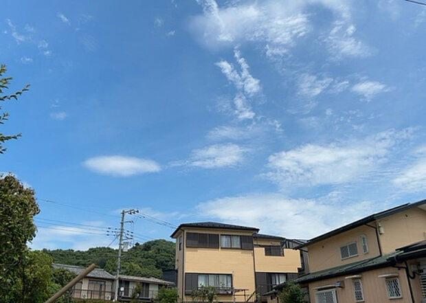 桜や紅葉の名所に出かける人は多いと思いますが、家にいながら季節の移ろいを感じる生活を送りませんか?リビングや窓から見える景色が生活を彩るワンポイントに!現地から見える景色を堪能してみては如何でしょう。