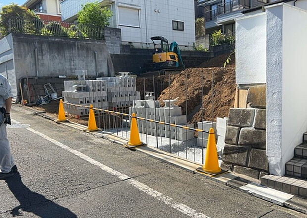 住宅用の土地では前面道路に2m以上接していなければならないと法律で定められています。しかし、お持ちの車のサイズやライフスタイルなどにより、2mでは利便が悪い場合もございますので、事前に確認しましょう。