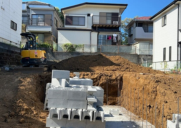 木造住宅とは土台、壁、柱など建築物の強度を支える構造体の材に木が使用されている構造を指します。構造体は建物の自重を支えるだけではなく風圧や水圧、積裁荷重などあらゆる衝撃に耐えるための基礎です。