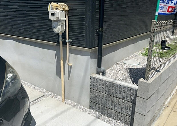 木造住宅とは土台、壁、柱など建築物の強度を支える構造体の材に木が使用されている構造を指します。構造体は建物の自重を支えるだけではなく風圧や水圧、積裁荷重などあらゆる衝撃に耐えるための基礎です。