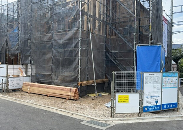 木造住宅とは土台、壁、柱など建築物の強度を支える構造体の材に木が使用されている構造を指します。構造体は建物の自重を支えるだけではなく風圧や水圧、積裁荷重などあらゆる衝撃に耐えるための基礎です。