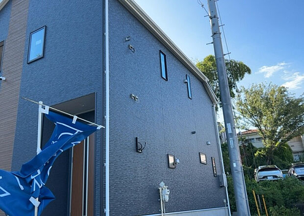 木造住宅とは土台、壁、柱など建築物の強度を支える構造体の材に木が使用されている構造を指します。構造体は建物の自重を支えるだけではなく風圧や水圧、積裁荷重などあらゆる衝撃に耐えるための基礎です。