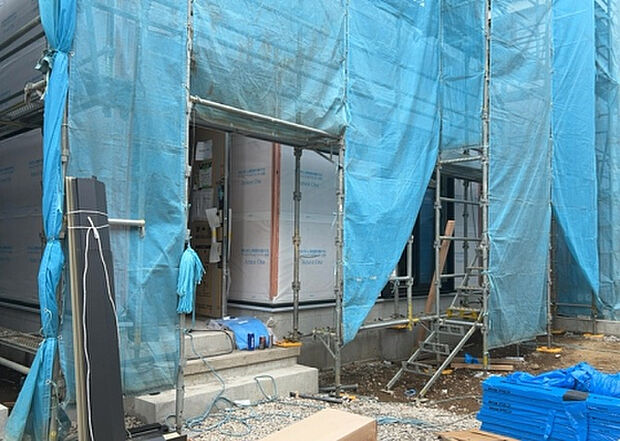 木造住宅とは土台、壁、柱など建築物の強度を支える構造体の材に木が使用されている構造を指します。構造体は建物の自重を支えるだけではなく風圧や水圧、積裁荷重などあらゆる衝撃に耐えるための基礎です。