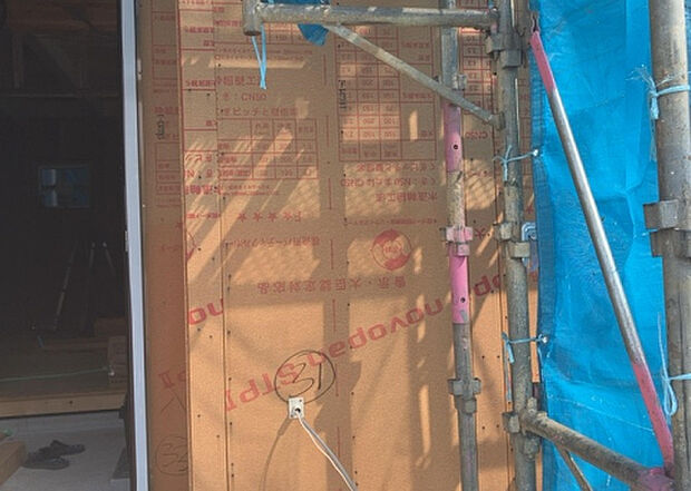 木造住宅とは土台、壁、柱など建築物の強度を支える構造体の材に木が使用されている構造を指します。構造体は建物の自重を支えるだけではなく風圧や水圧、積裁荷重などあらゆる衝撃に耐えるための基礎です。