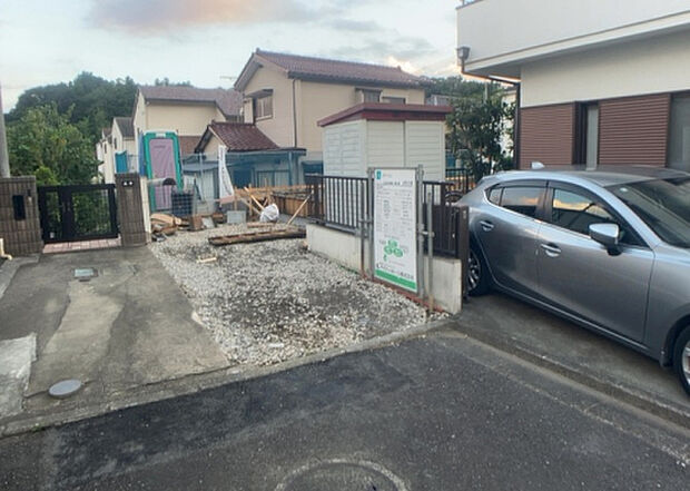 住宅用の土地では前面道路に2m以上接していなければならないと法律で定められています。しかし、お持ちの車のサイズやライフスタイルなどにより、2mでは利便が悪い場合もございますので、事前に確認しましょう。
