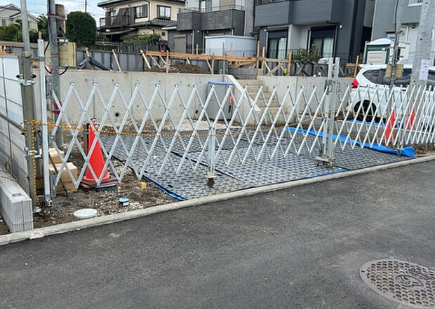 住宅用の土地では前面道路に2m以上接していなければならないと法律で定められています。しかし、お持ちの車のサイズやライフスタイルなどにより、2mでは利便が悪い場合もございますので、事前に確認しましょう。