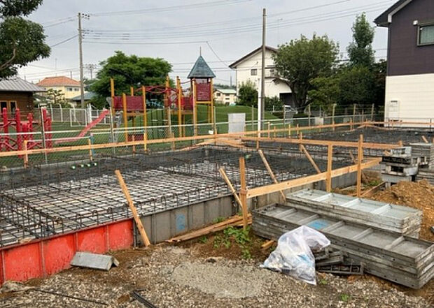 木造住宅とは土台、壁、柱など建築物の強度を支える構造体の材に木が使用されている構造を指します。構造体は建物の自重を支えるだけではなく風圧や水圧、積裁荷重などあらゆる衝撃に耐えるための基礎です。