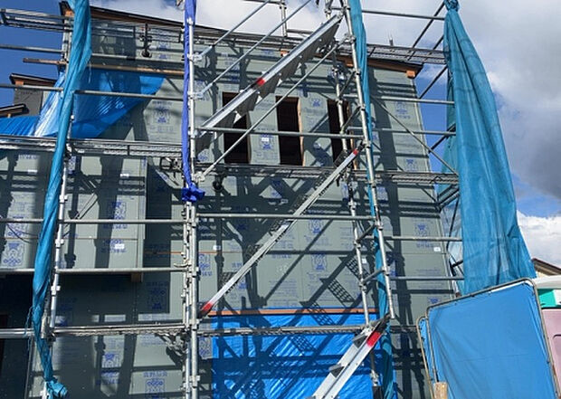 現地をご見学に行く際は、道路の幅や周辺の交通量、施設などをご確認頂くことをおすすめします!ある程度イメージをつけたいという場合は、同売主の施工事例や完成パースもお見せします。