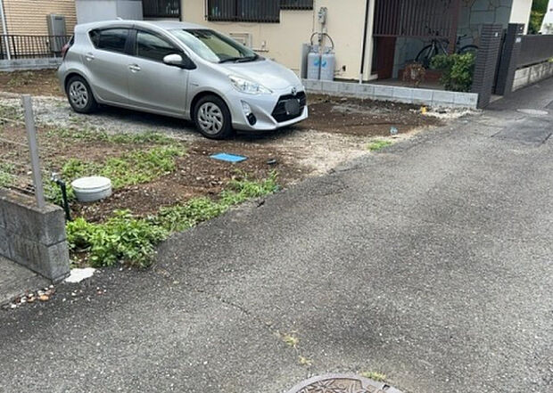 住宅用の土地では前面道路に2m以上接していなければならないと法律で定められています。しかし、お持ちの車のサイズやライフスタイルなどにより、2mでは利便が悪い場合もございますので、事前に確認しましょう。