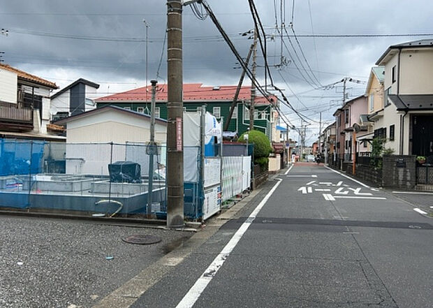 住宅用の土地では前面道路に2m以上接していなければならないと法律で定められています。しかし、お持ちの車のサイズやライフスタイルなどにより、2mでは利便が悪い場合もございますので、事前に確認しましょう。