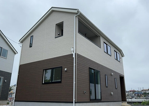 ついに完成致しました！現地をご見学に行く際は、道路の幅や周辺の交通量、施設などをご確認頂くことをおすすめします！物件の流れが早いため、内見をしたい方はお早めに当社営業までお問い合わせ頂きご予約下さい！