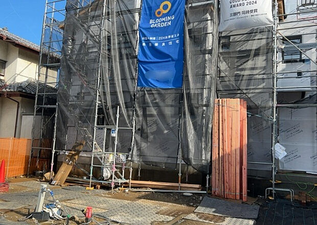 木造住宅とは土台、壁、柱など建築物の強度を支える構造体の材に木が使用されている構造を指します。構造体は建物の自重を支えるだけではなく風圧や水圧、積裁荷重などあらゆる衝撃に耐えるための基礎です。