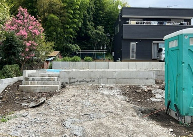 現地をご見学に行く際は、道路の幅や周辺の交通量、施設などをご確認頂くことをおすすめします!ある程度イメージをつけたいという場合は、同売主の施工事例や完成パースもお見せします。