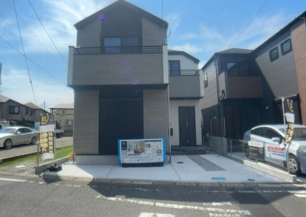 住宅用の土地では前面道路に2m以上接していなければならないと法律で定められています。しかし、お持ちの車のサイズやライフスタイルなどにより、2mでは利便が悪い場合もございますので、事前に確認しましょう。