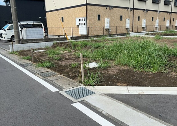 車一台あたりに必要なスペースは、標準サイズの普通自動車で横幅2m50cm、長さ5mは必要になります。ただし、乗降のことも考慮して横幅3m30cm、長さ5m50cmほどは確保できるところを選びましょう。