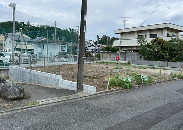 住宅用の土地では前面道路に2m以上接していなければならないと法律で定められています。しかし、お持ちの車のサイズやライフスタイルなどにより、2mでは利便が悪い場合もございますので、事前に確認しましょう。