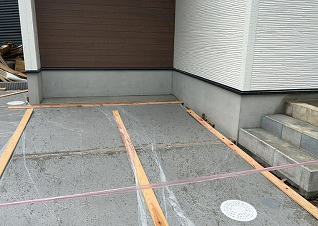 木造住宅とは土台、壁、柱など建築物の強度を支える構造体の材に木が使用されている構造を指します。構造体は建物の自重を支えるだけではなく風圧や水圧、積裁荷重などあらゆる衝撃に耐えるための基礎です。