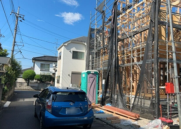 住宅用の土地では前面道路に2m以上接していなければならないと法律で定められています。しかし、お持ちの車のサイズやライフスタイルなどにより、2mでは利便が悪い場合もございますので、事前に確認しましょう。