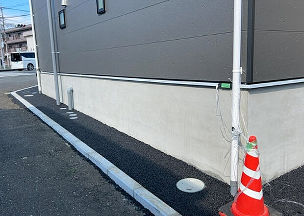 木造住宅とは土台、壁、柱など建築物の強度を支える構造体の材に木が使用されている構造を指します。構造体は建物の自重を支えるだけではなく風圧や水圧、積裁荷重などあらゆる衝撃に耐えるための基礎です。