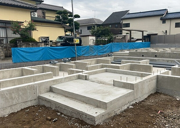 木造住宅とは土台、壁、柱など建築物の強度を支える構造体の材に木が使用されている構造を指します。構造体は建物の自重を支えるだけではなく風圧や水圧、積裁荷重などあらゆる衝撃に耐えるための基礎です。