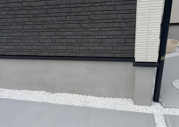 木造住宅とは土台、壁、柱など建築物の強度を支える構造体の材に木が使用されている構造を指します。構造体は建物の自重を支えるだけではなく風圧や水圧、積裁荷重などあらゆる衝撃に耐えるための基礎です。
