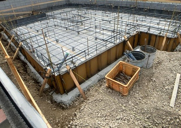 木造住宅とは土台、壁、柱など建築物の強度を支える構造体の材に木が使用されている構造を指します。構造体は建物の自重を支えるだけではなく風圧や水圧、積裁荷重などあらゆる衝撃に耐えるための基礎です。