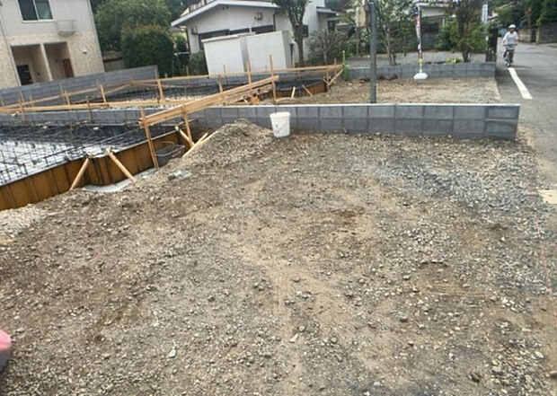 車一台あたりに必要なスペースは、標準サイズの普通自動車で横幅2m50cm、長さ5mは必要になります。ただし、乗降のことも考慮して横幅3m30cm、長さ5m50cmほどは確保できるところを選びましょう。