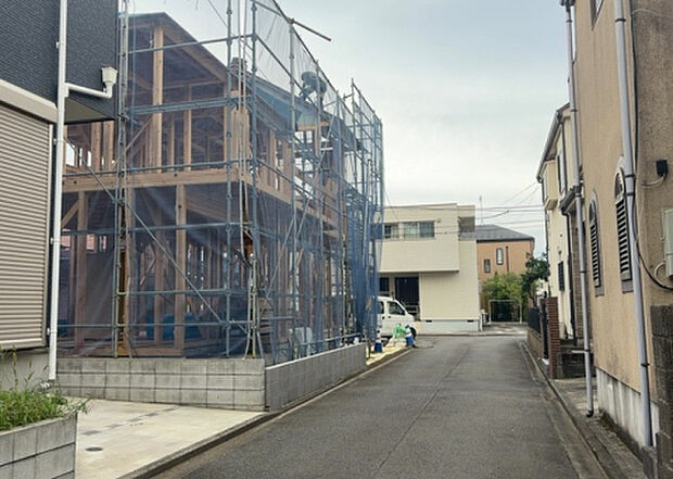 住宅用の土地では前面道路に2m以上接していなければならないと法律で定められています。しかし、お持ちの車のサイズやライフスタイルなどにより、2mでは利便が悪い場合もございますので、事前に確認しましょう。