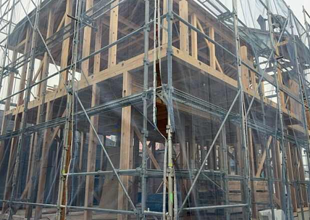 木造住宅とは土台、壁、柱など建築物の強度を支える構造体の材に木が使用されている構造を指します。構造体は建物の自重を支えるだけではなく風圧や水圧、積裁荷重などあらゆる衝撃に耐えるための基礎です。