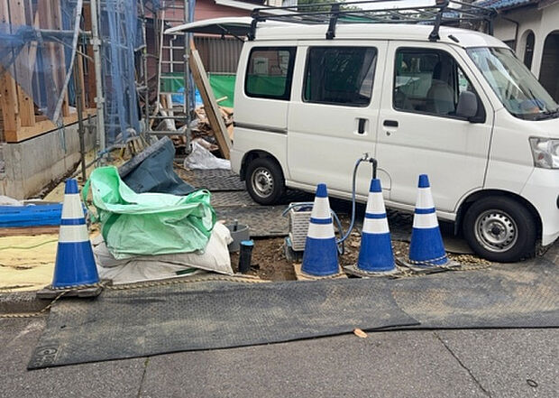 車一台あたりに必要なスペースは、標準サイズの普通自動車で横幅2m50cm、長さ5mは必要になります。ただし、乗降のことも考慮して横幅3m30cm、長さ5m50cmほどは確保できるところを選びましょう。