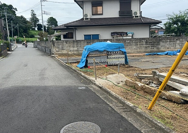 住宅用の土地では前面道路に2m以上接していなければならないと法律で定められています。しかし、お持ちの車のサイズやライフスタイルなどにより、2mでは利便が悪い場合もございますので、事前に確認しましょう。