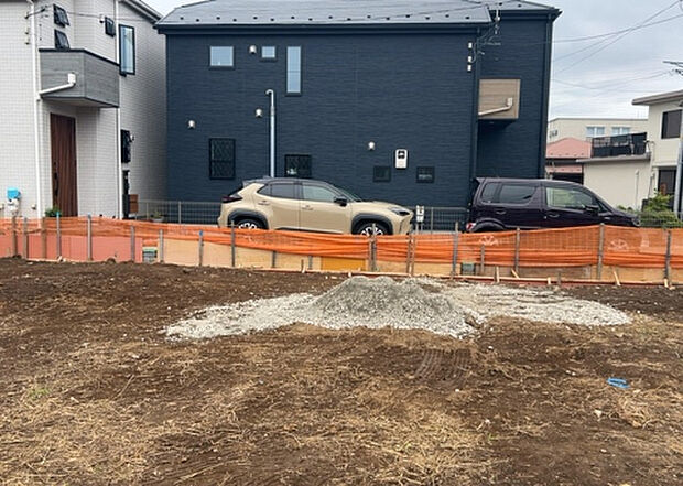 現地をご見学に行く際は、道路の幅や周辺の交通量、施設などをご確認頂くことをおすすめします!ある程度イメージをつけたいという場合は、同売主の施工事例や完成パースもお見せします。