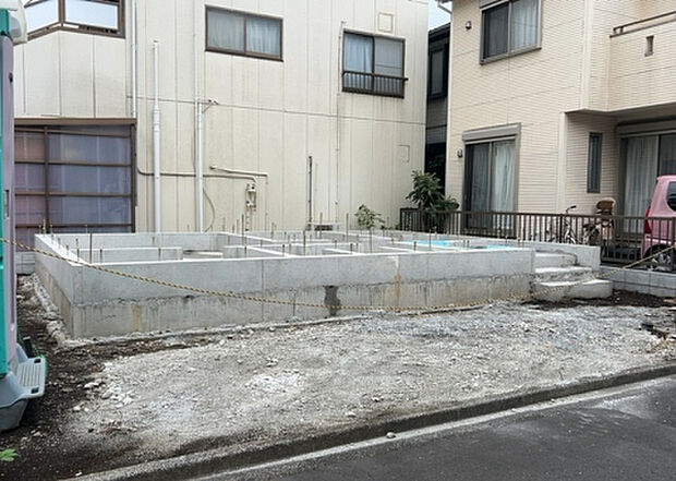 木造住宅とは土台、壁、柱など建築物の強度を支える構造体の材に木が使用されている構造を指します。構造体は建物の自重を支えるだけではなく風圧や水圧、積裁荷重などあらゆる衝撃に耐えるための基礎です。